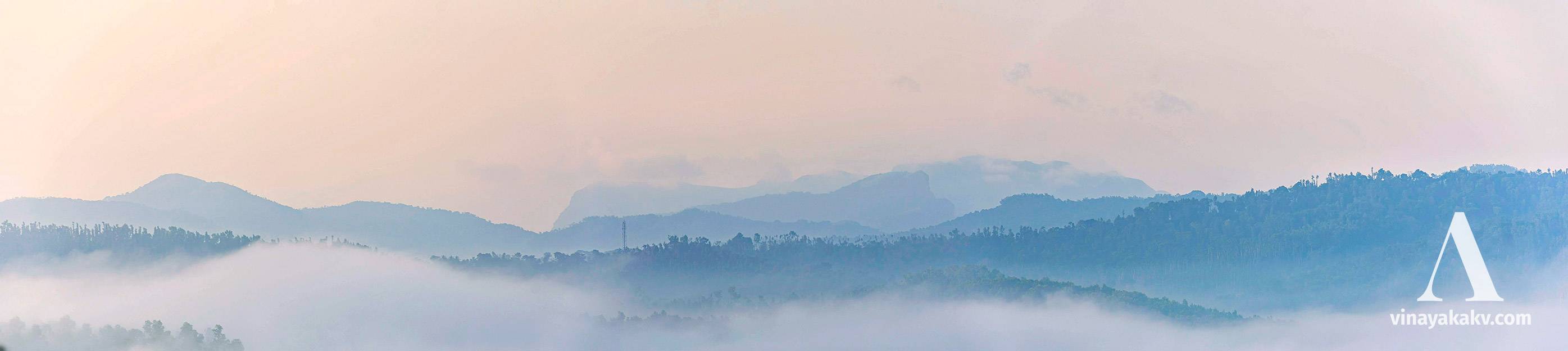 The mountains seen above the inversion layer. At the center, _Ballalaayana Durga_ (1509m) and _Rani Jhari_ cliff.